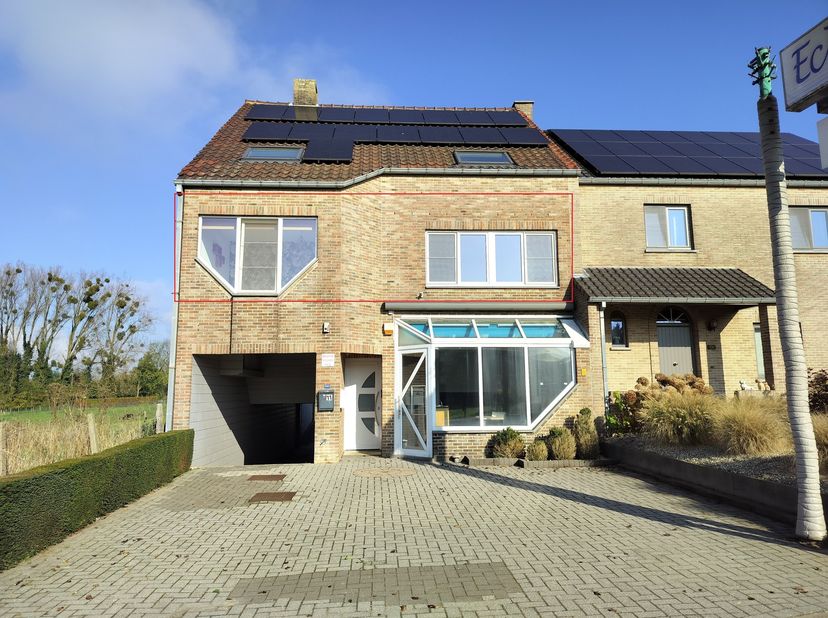 Mooi, recent gerenoveerd appartement met 2 slaapkamers , zeer ruim terras en een garage. Gelegen aan de N2 en op slechts 5 km van Maastricht is dit ee